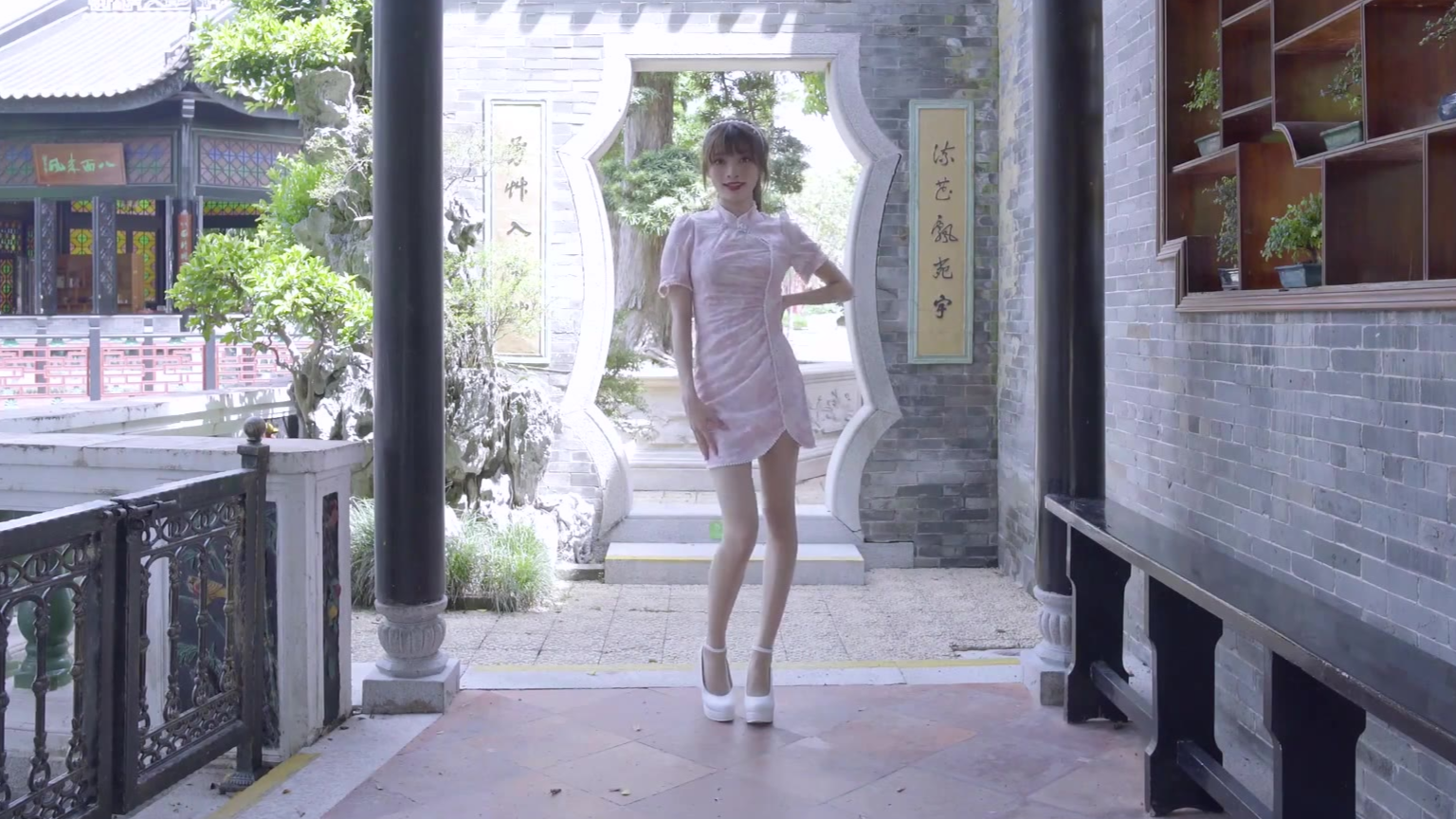桃花旗袍 随春光舞蹈 我等的你终于来到~