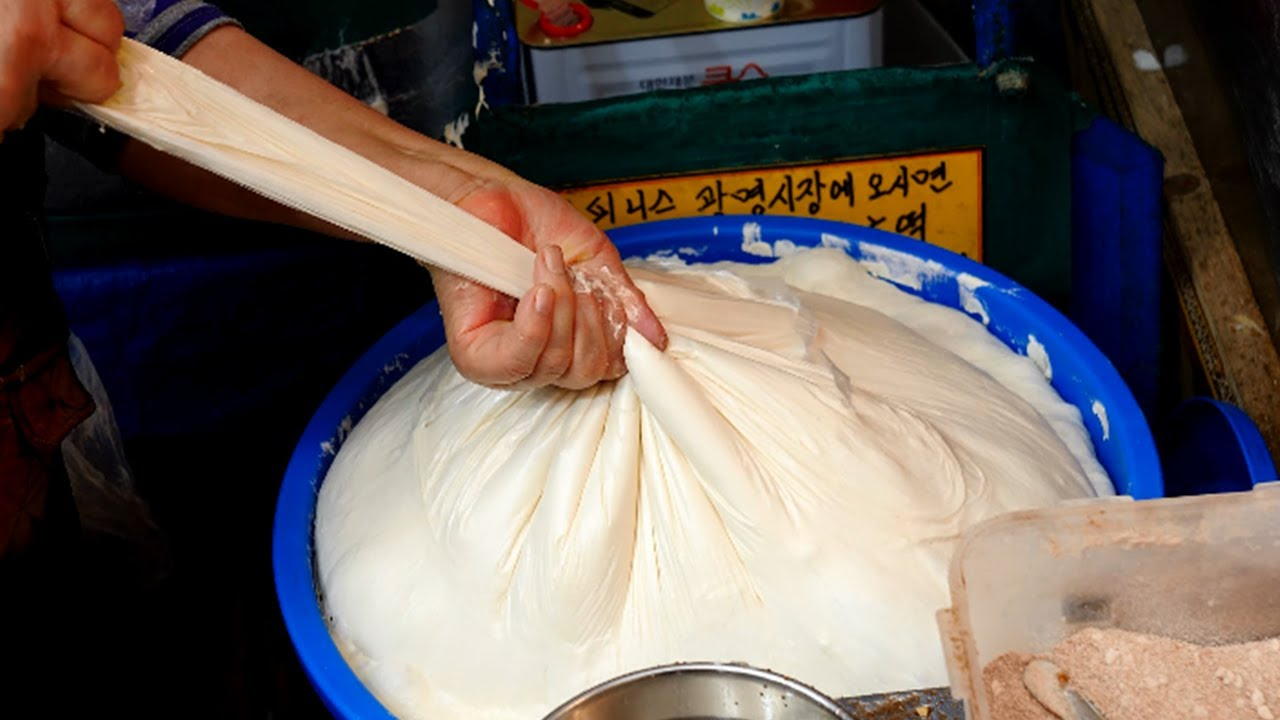这才是正宗的韩国煎饼,用料特别实在,2000韩元3个直接吃撑了!