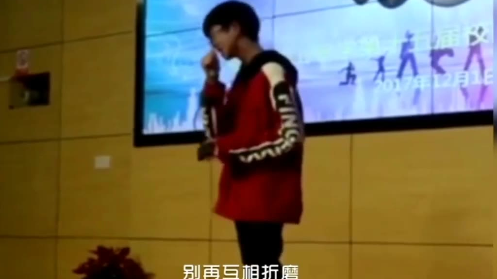 别人的嗓子是天使吻过的,我的像是被命运掐住了一样