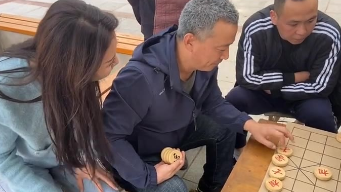 这姑娘又来费老头了,第一次看到录全局的