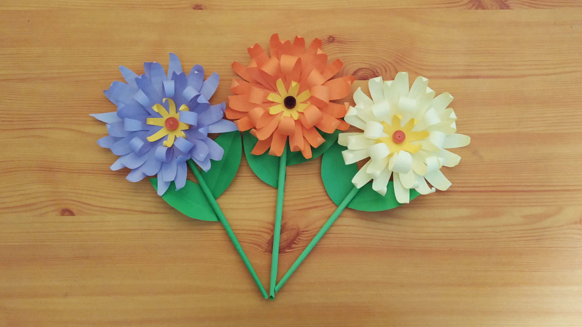 不会折菊花,几张彩纸就能折出颜色鲜艳的菊花