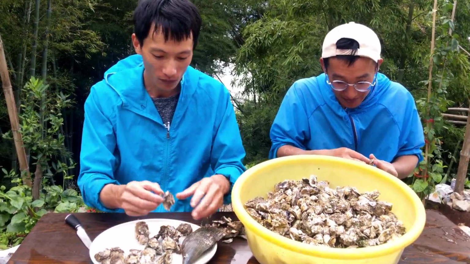 海边挖两桶海蛎子,农村柴火灶一锅煮,好食材用最简单烹饪方式#超A新生计划#