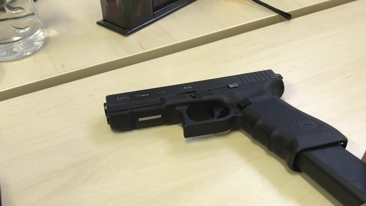 仔细观察格洛克G17手枪,9x19,自动