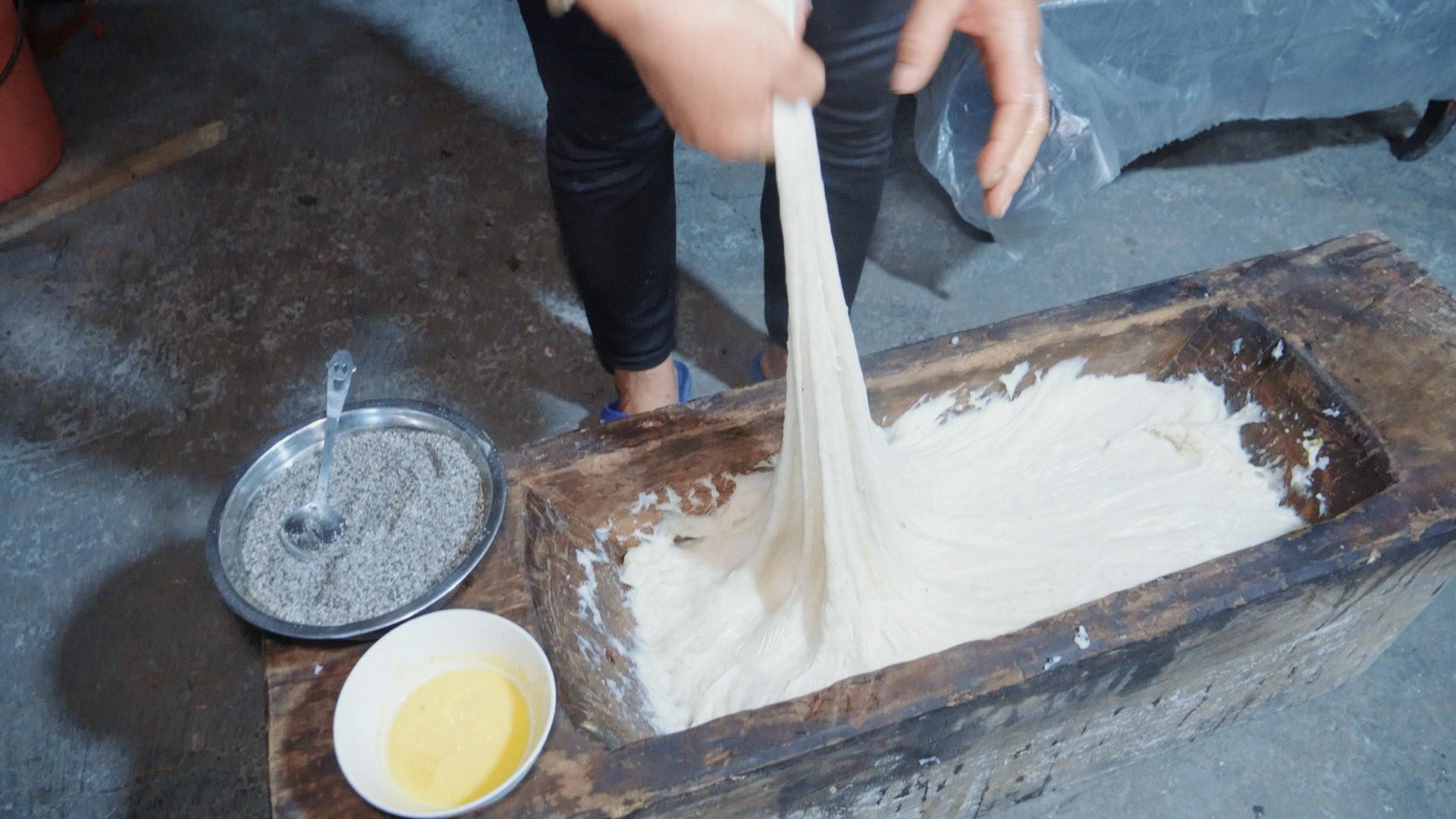 实拍农村打糍粑现场,糯米打半小时好q弹啊,吃起来软绵绵