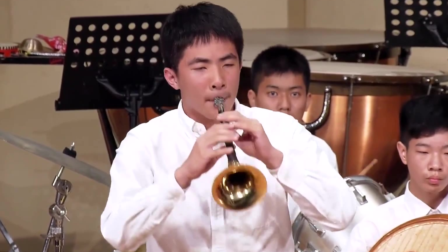 当一群中学生征服了《千本樱》,本来挺好的一首曲,硬是被你们说成棺中蹦迪的感觉!