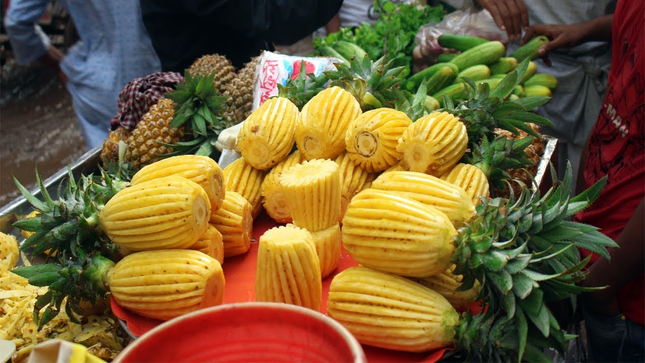 印度街头水果,老师傅是这样切菠萝的,看看这刀法,真专业啊