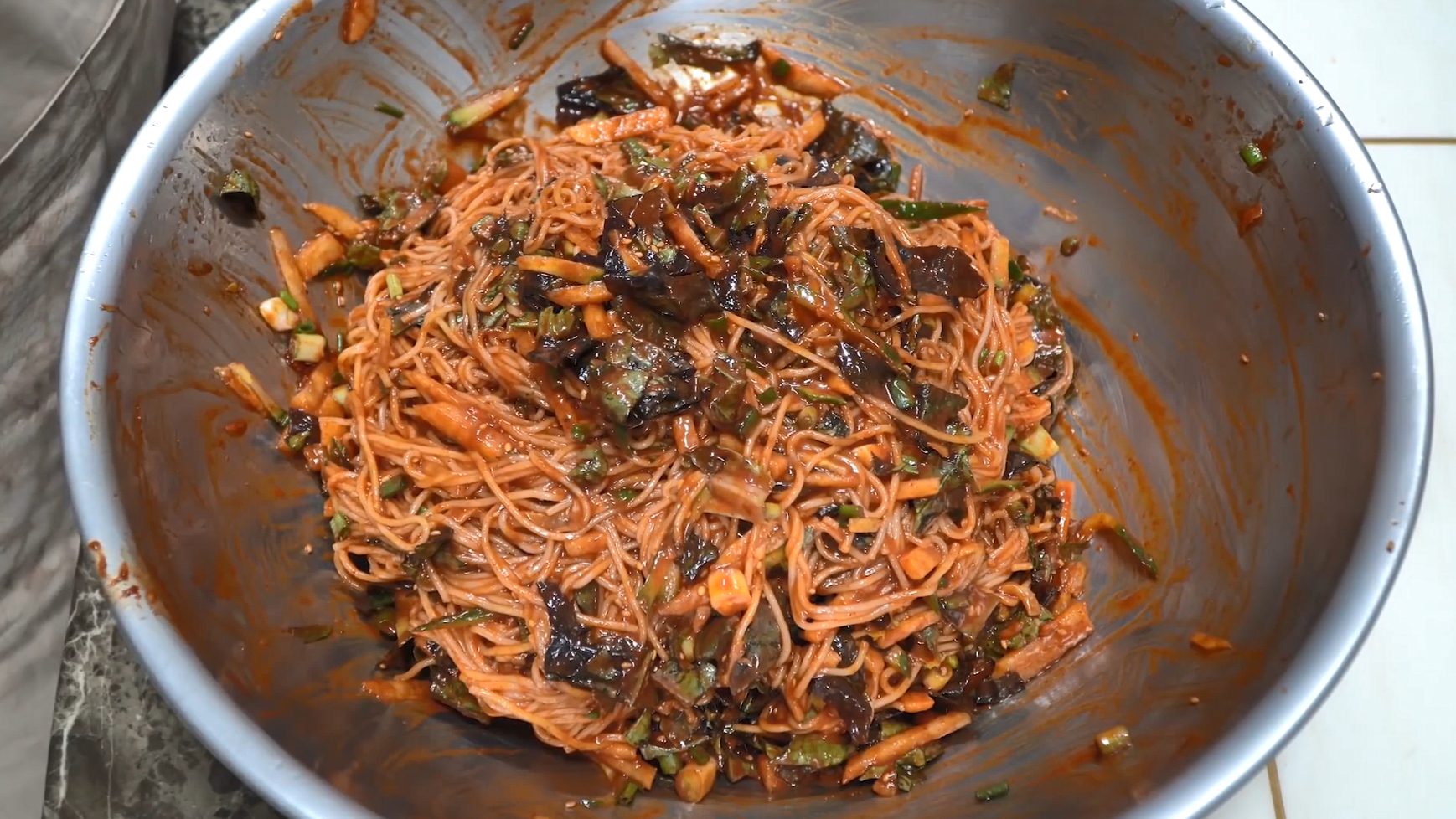 用新鲜的生鱼片和软滑的面做生鱼片拌面,营养美味,快来试试吧!