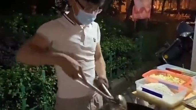 白天送外卖晚上摆摊炒粉炒面,为生活努力的人