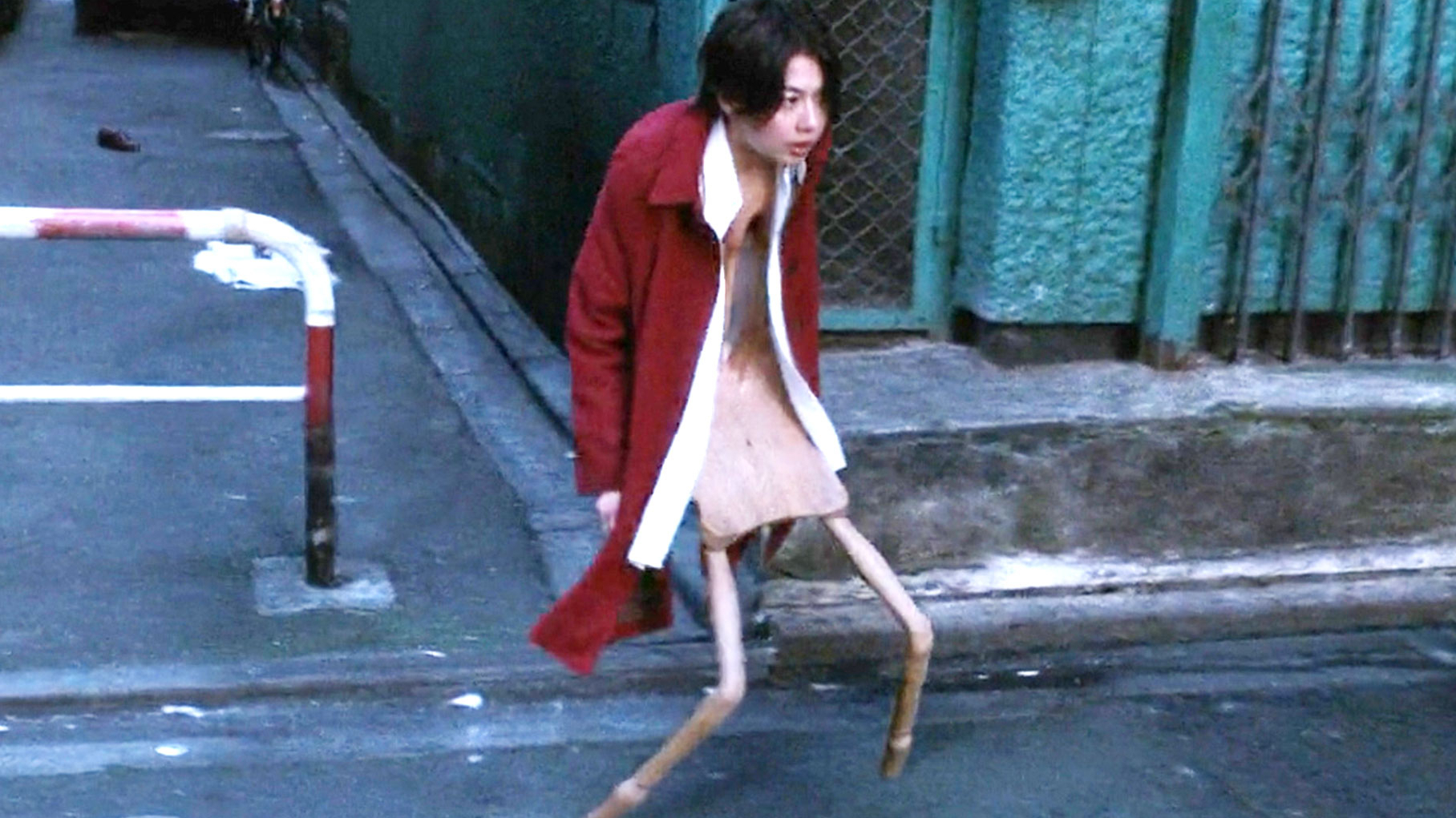 女子走路感觉腿不对劲,越走越细,最后变成一张椅子