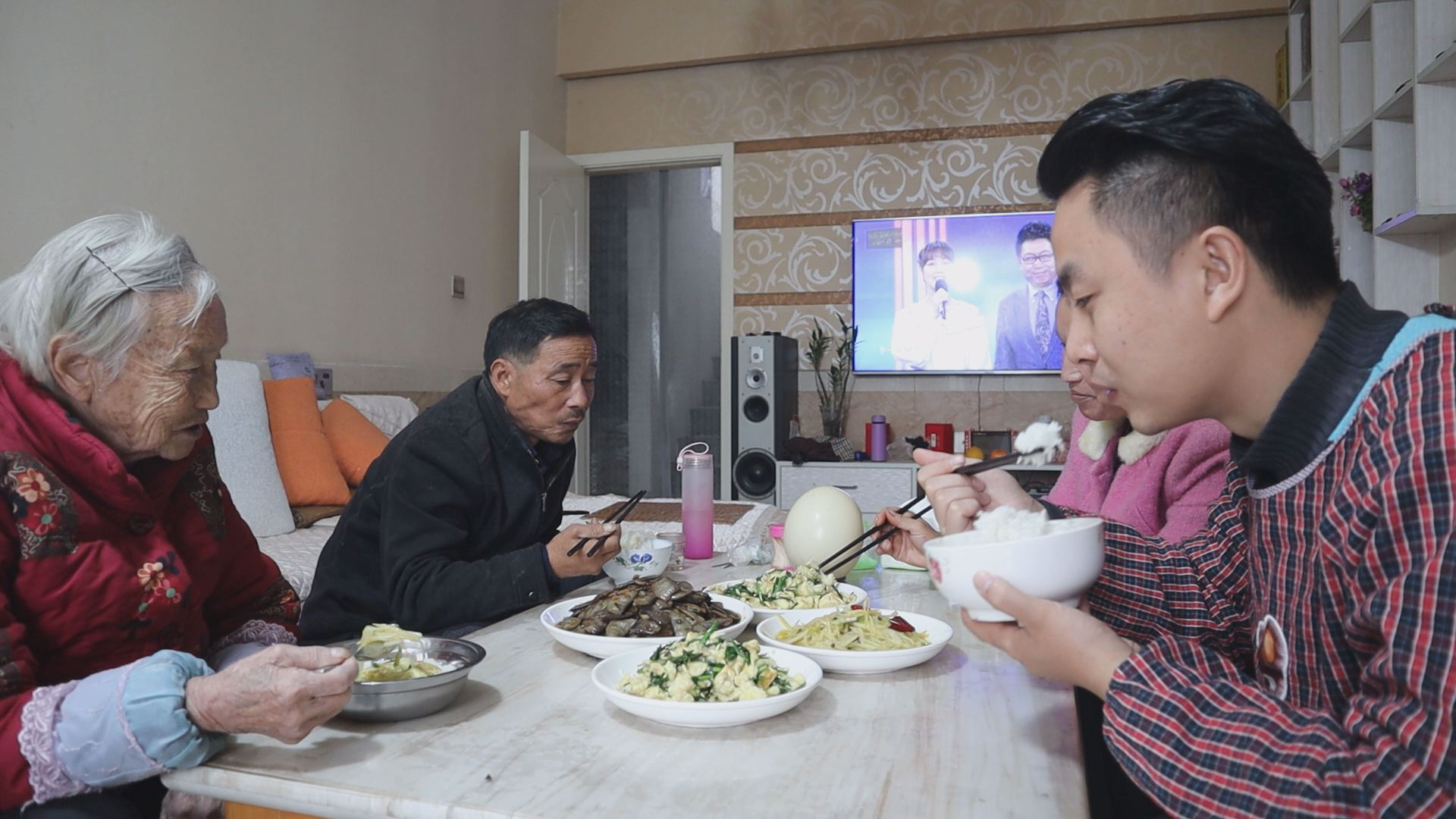 买了一个鸵鸟蛋来炒,这玩意儿我们都没见过,外婆:这是人造蛋吧