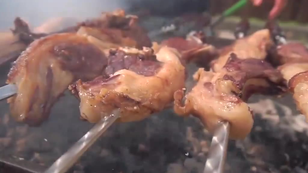 高加索大叔制作美食鹌鹑蔬菜汤和烤羊腿