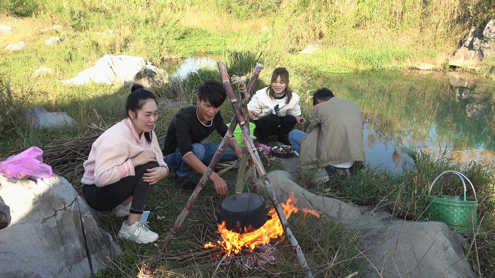 渔民家里谁做主? 山东大汉赶海大丰收, 回家乖乖给媳妇整上一桌菜