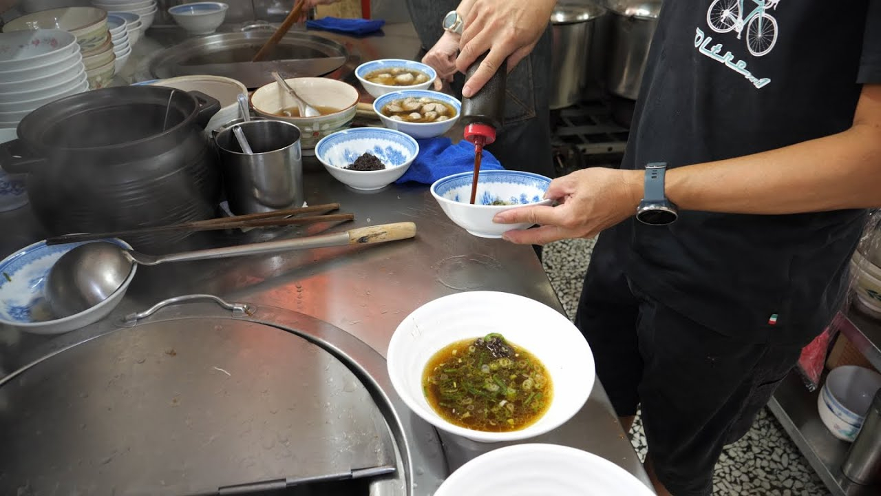 台湾餐馆美食 - 双酱面(炸酱加麻酱), 贡丸汤, 卤蛋, 豆干, 海带,豆皮