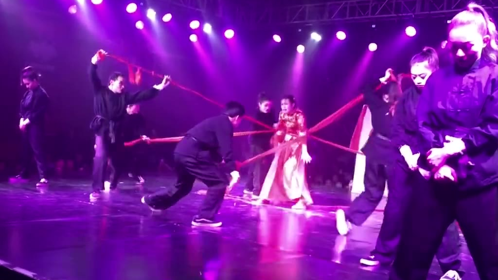 广西财经学院的这段校园表演也太震撼了,讲述了一个父亲卖女儿配阴婚的故事