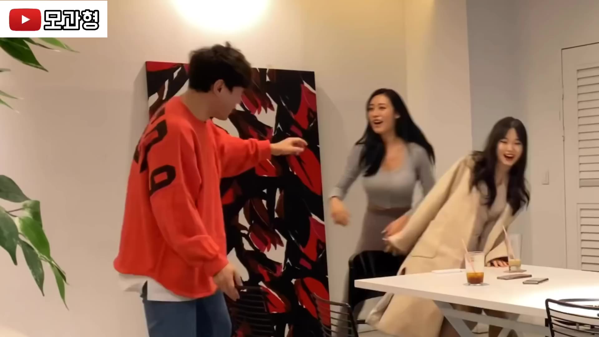 当你在女朋友的妹妹面前说要和女朋友很好泡时....