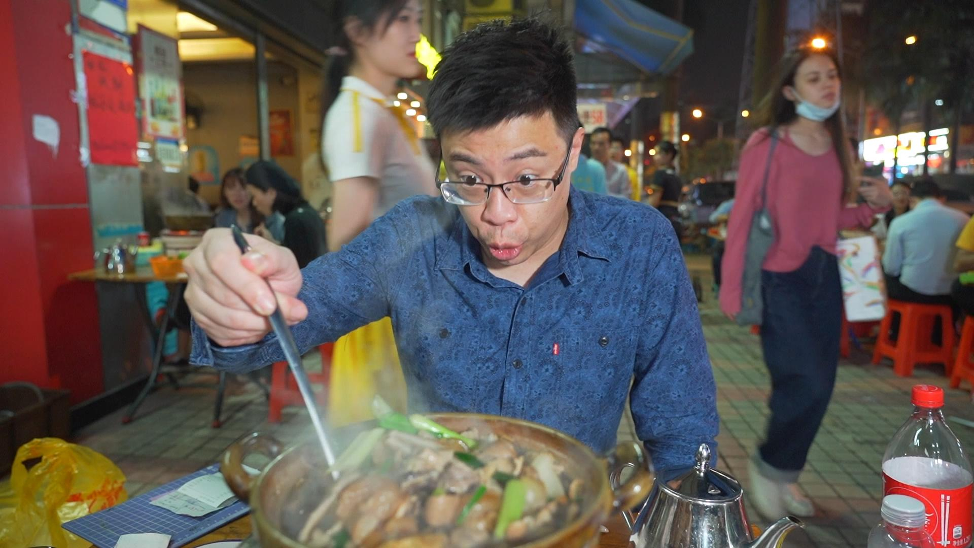 58块钱一大煲!牛腩牛杂配菜全包在里面了,两到三个人吃绝对无比满足!