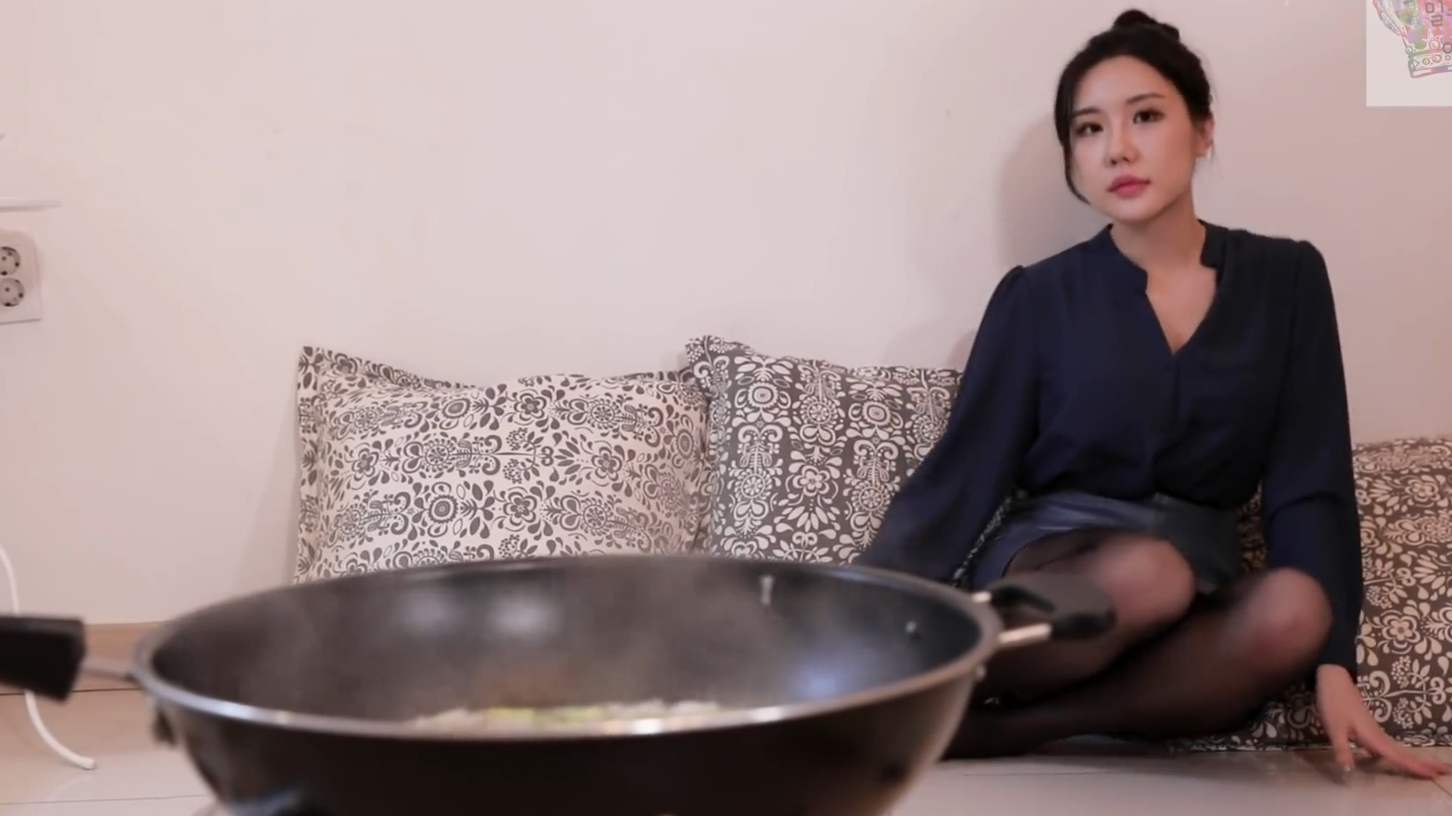 黑丝OL的下班生活~自制韩式炸酱面,一口就吃掉!