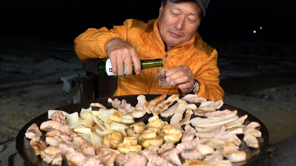 爸爸一人食煎猪颈肉,猪颊肉和胸脯肉,配上一杯烧酒,真是美味!