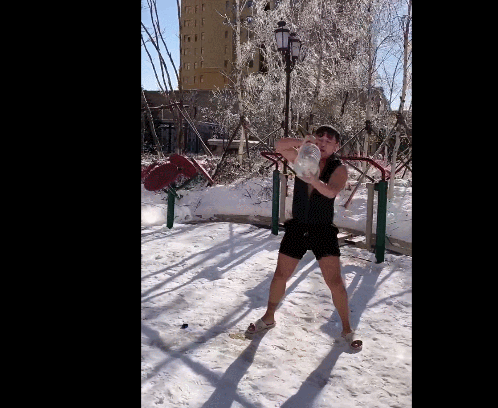 【土味角虫】东北天是真热啊!!看把孩子热的,跑雪地里洗澡来了???