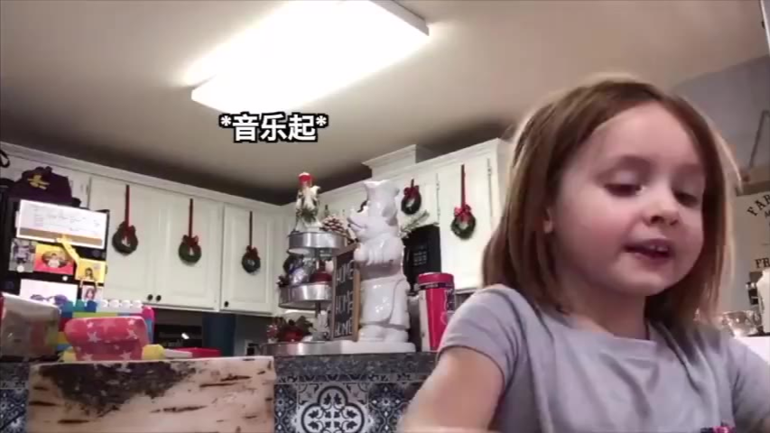 女儿在做网课老师布置的视频作业,爸爸以为她在录着玩
