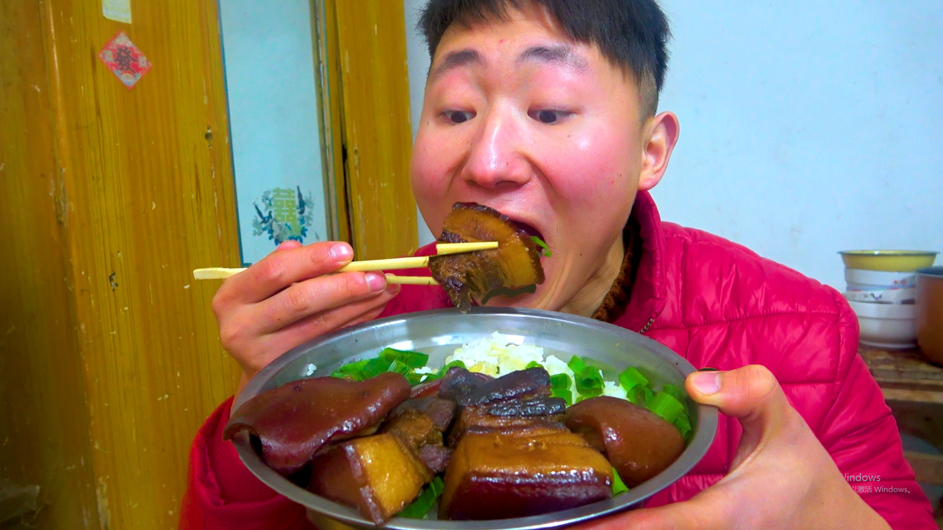 小伙嘴馋,做大块"红烧肉",切成大块配米饭,大口吃肉超级过瘾