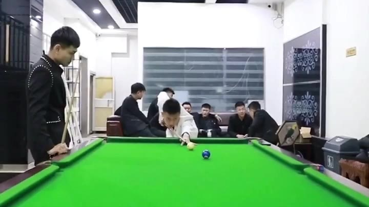 媳妇回家竟然被收过路费,小伙来到后为民除害