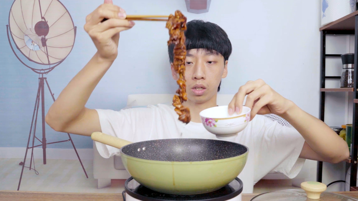 帅小伙自制网上爆火小吃“脆皮大肠”咬一口还喷馅!