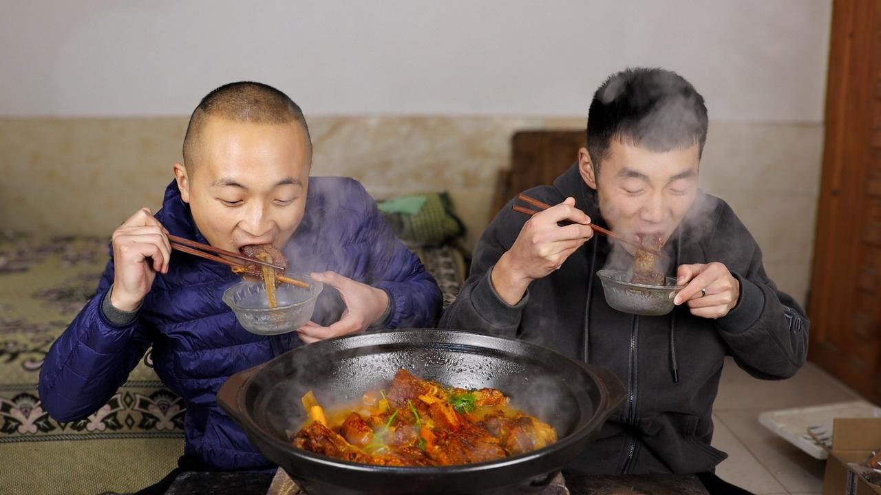 260买了5斤牦牛排,大冬请堂弟吃手抓牛排骨,带肥带瘦,太香了