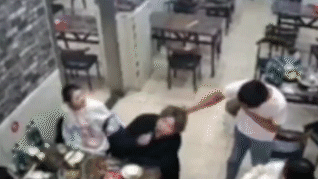 【每日平安307】带三美女吃饭邻桌小伙惨遭嫉妒殴打,不爽被超车路怒狂追下来一车民警