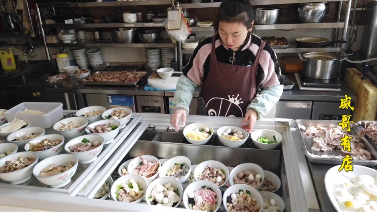 98年美女卖天价面,最贵628元一碗,人均单价60,中午排队很吓人