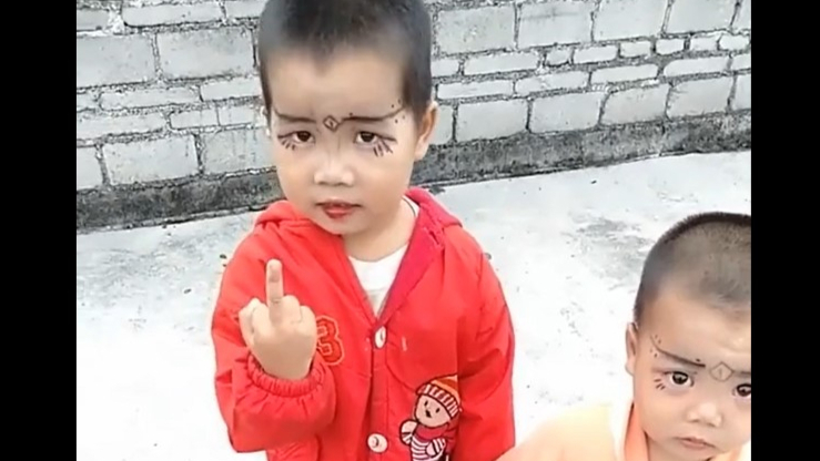 【土味阿兽】这么小就走在潮流前端而且掌握与外国人交流的技巧