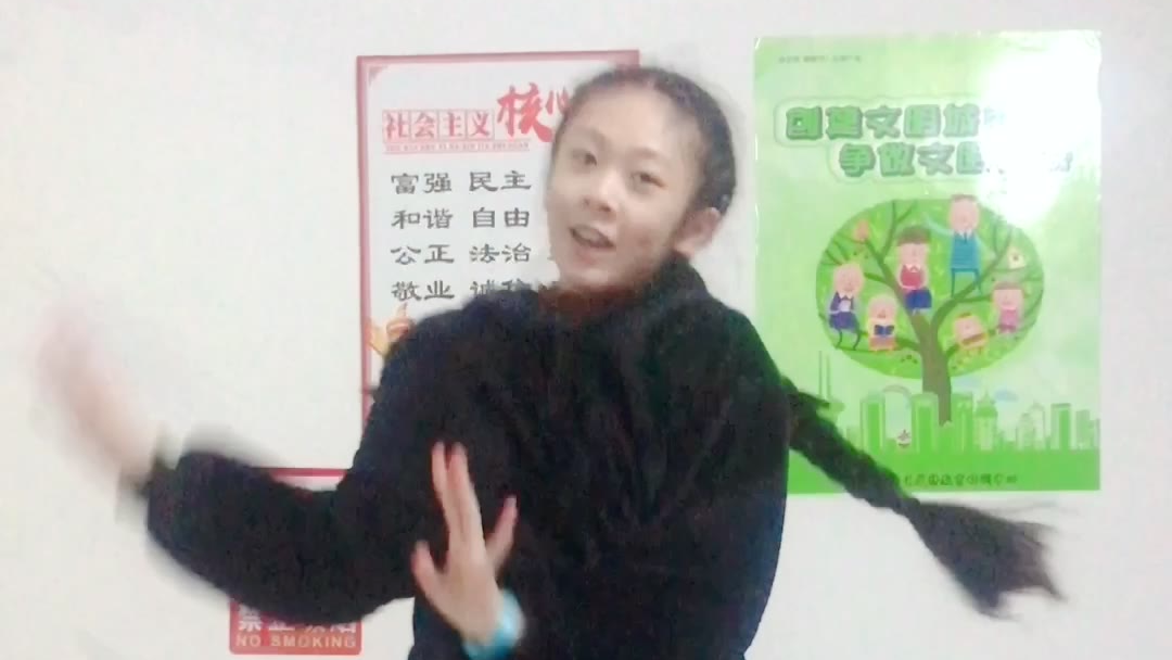 你爱着谁 心里徒留几道伤。
