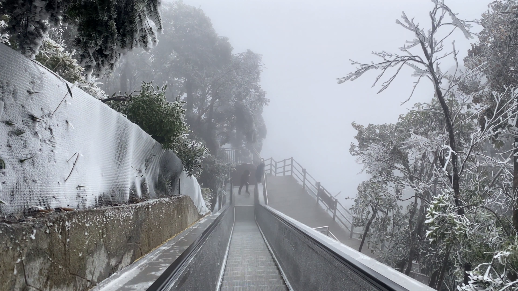 湖南莽山高山雪中电梯扶梯