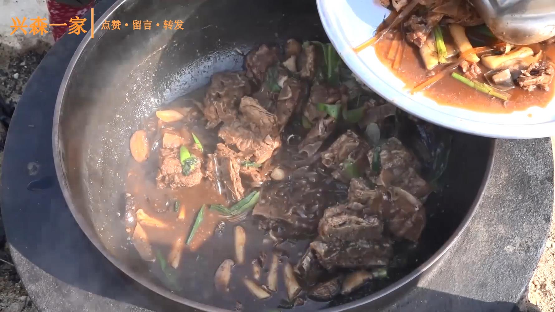 全家一起享用大铁锅做出来的蒸脊骨,并且加了很多我爱吃的配菜!