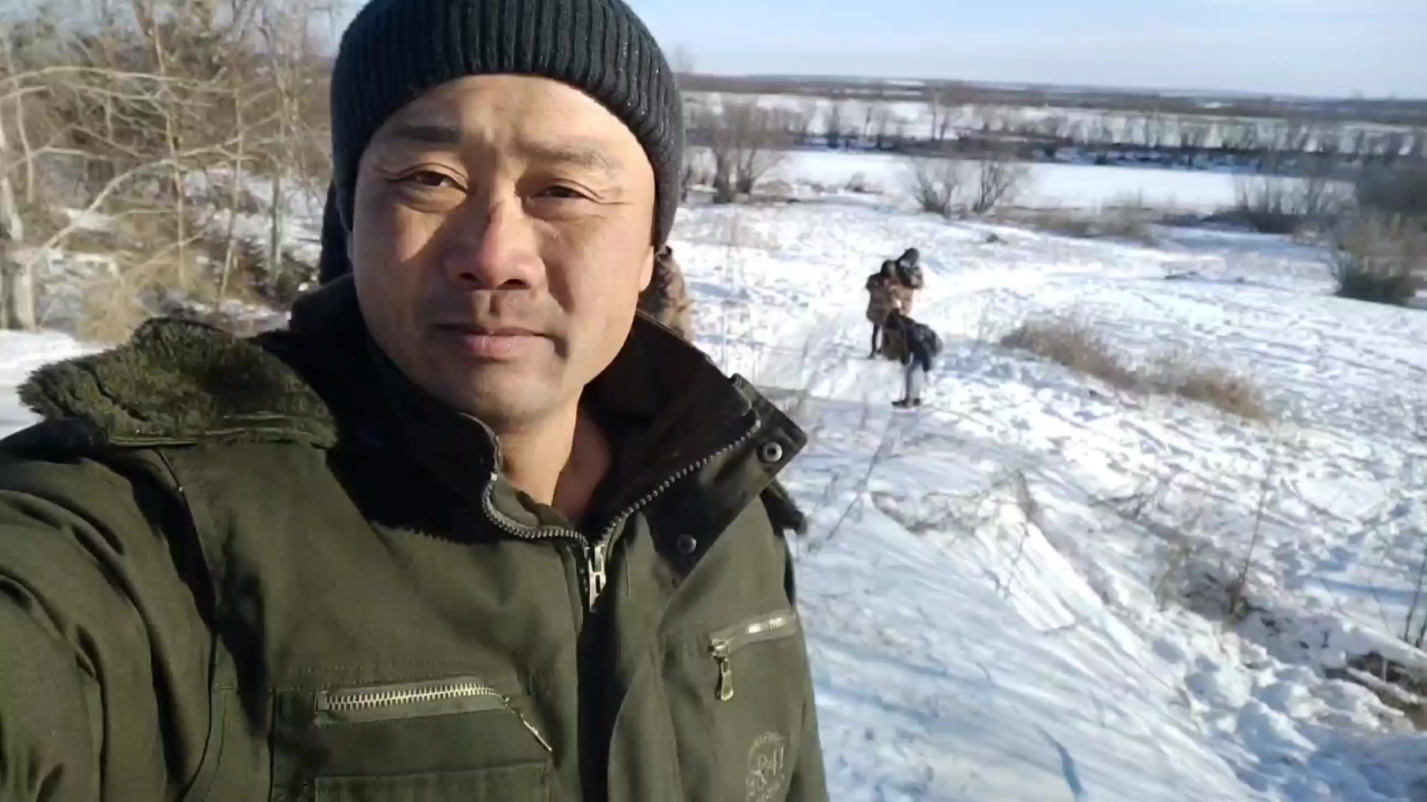 在东北有一种冰雪乐趣,雪地滑爬犁,找一个大雪坡滑下去特别爽