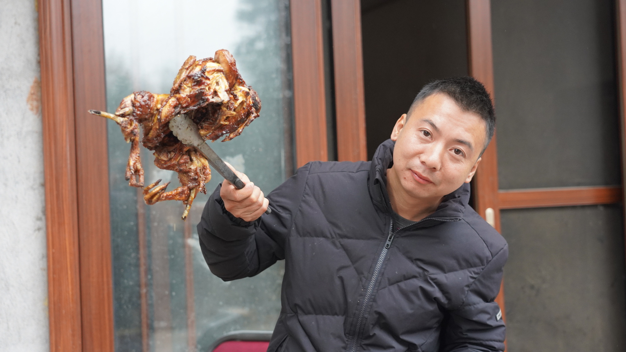华农兄弟:今年冬蜜大丰收哦,叫兄弟帮忙割,再刷点来烤鸡