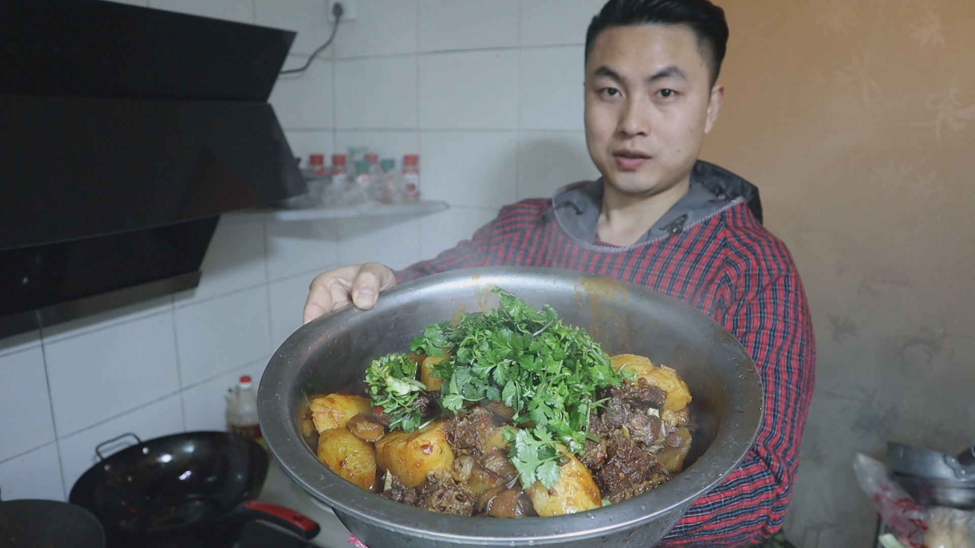 今天做铁锅炖大鹅,和土豆一起炖一大盆,今天喝酒啃肉,吃过瘾了