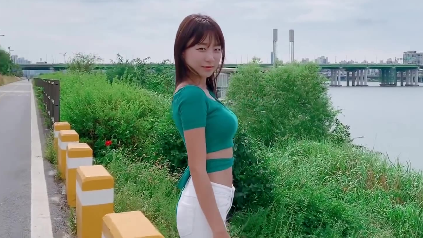 小姐姐趁着天气不错出去打羽毛球,这套衣服感觉有意思~