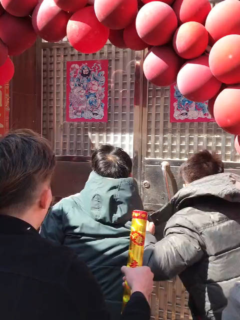 文化越低,闹得越欢