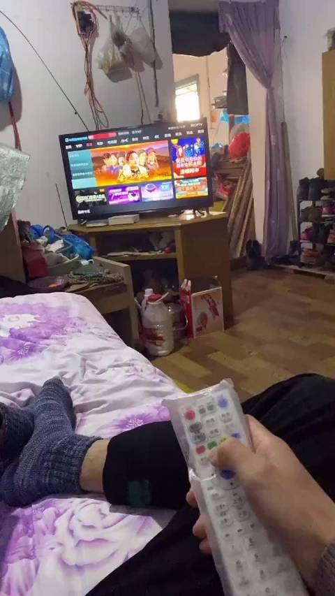谁尿黄 给他呲醒