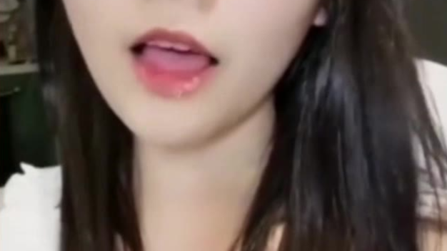 小姐姐这舌头有点秀!