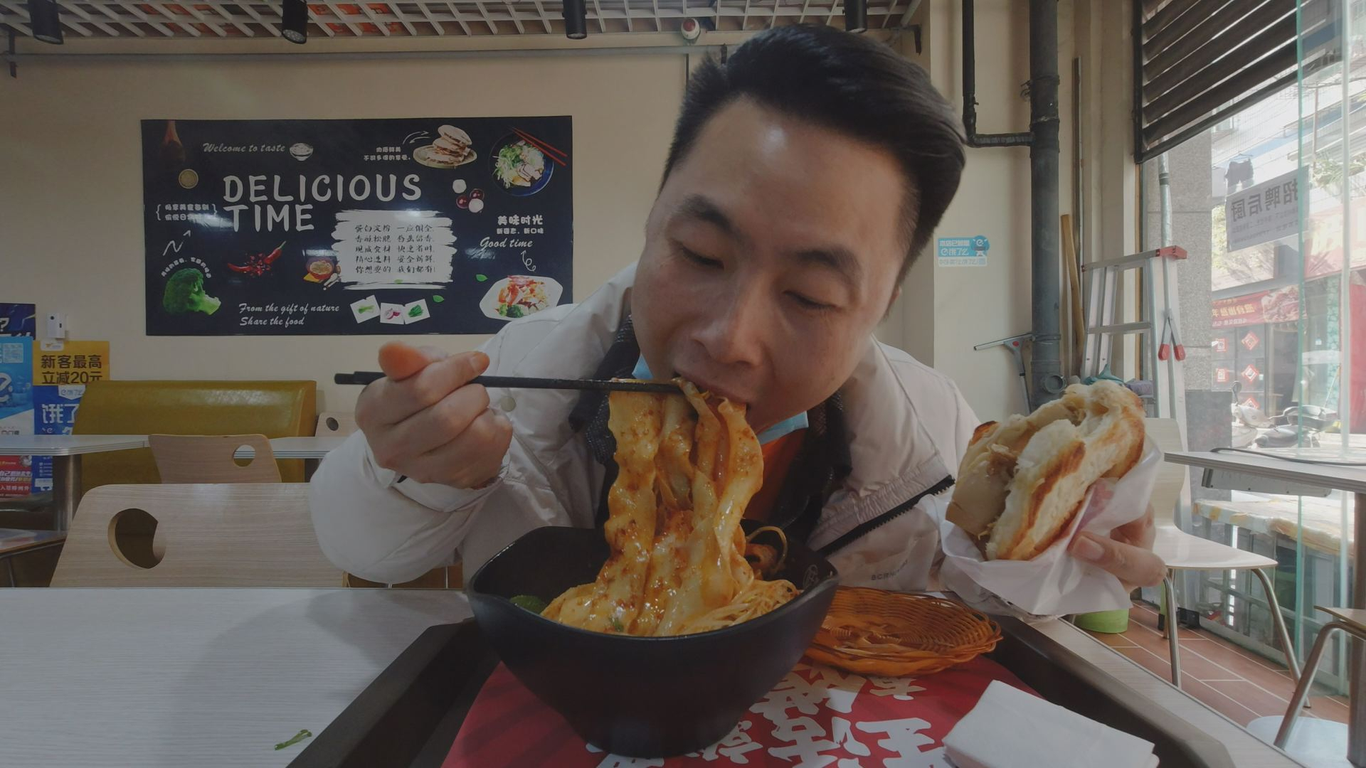 彩票中奖,用油泼面、肉夹馍庆祝一下,看着就流口水,越吃越过瘾