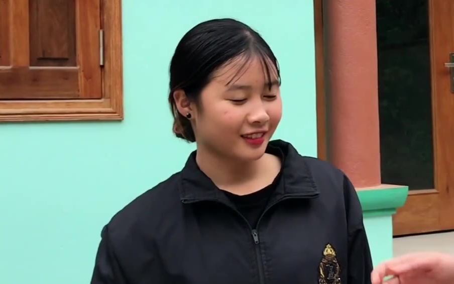小美女第一天来我家工作,给她300红包,工资月结,包吃包住