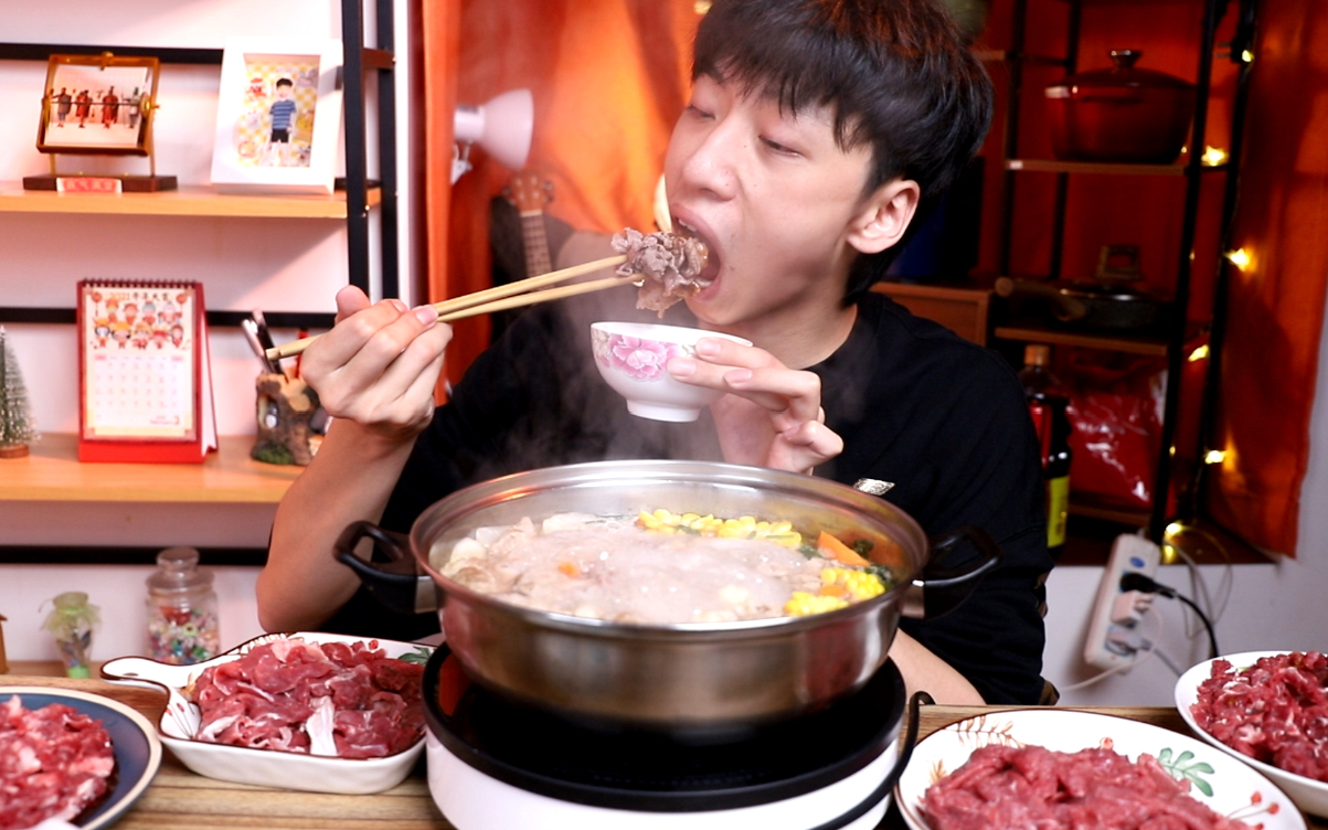 帅小伙赶早买来最新鲜的牛肉,自制一道最鲜的潮汕牛肉火锅!