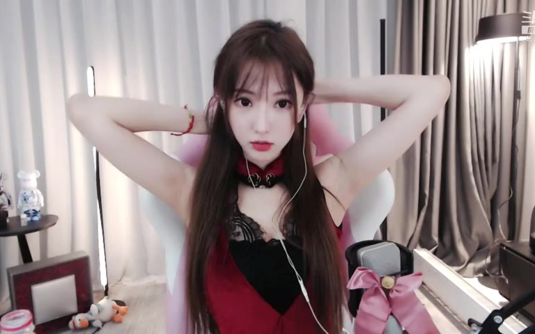 斗鱼cfpl:美女小姐姐吃个饼干怎么这么难?恰柠檬美滋滋!