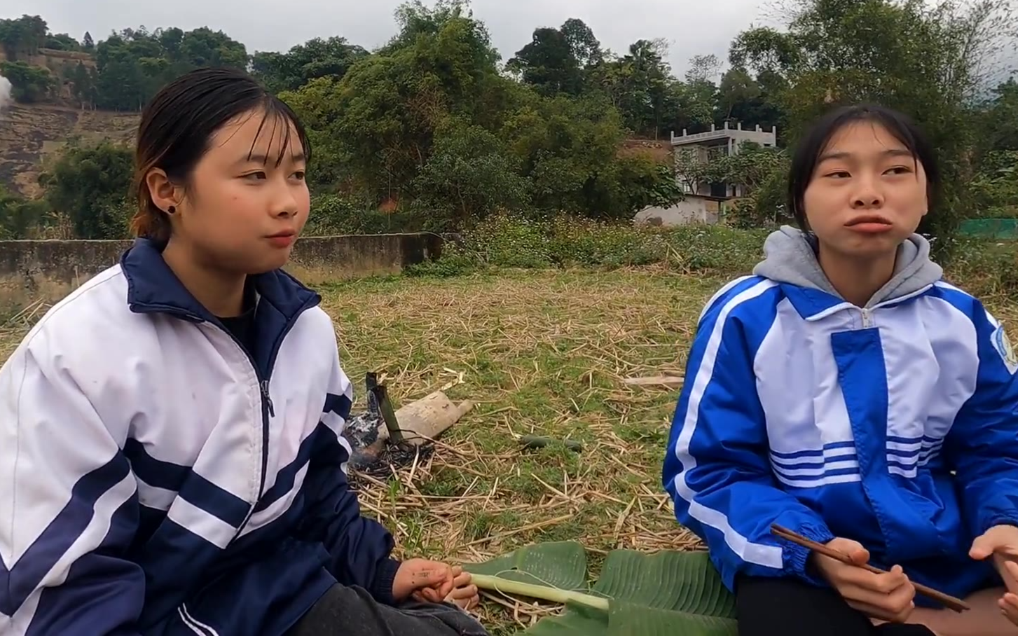 越南清纯小妹在农田里做美食,朴素的感觉!
