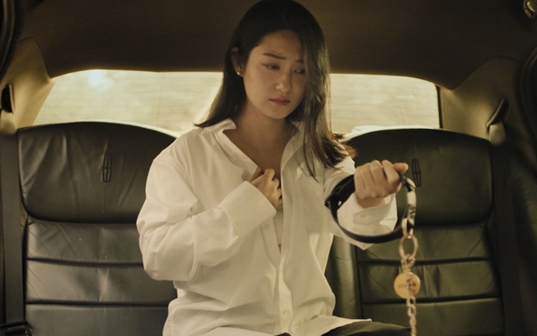 为了替父还债,女孩心甘情愿给土豪做宠物。大学生获奖作品《薇薇安整容记》