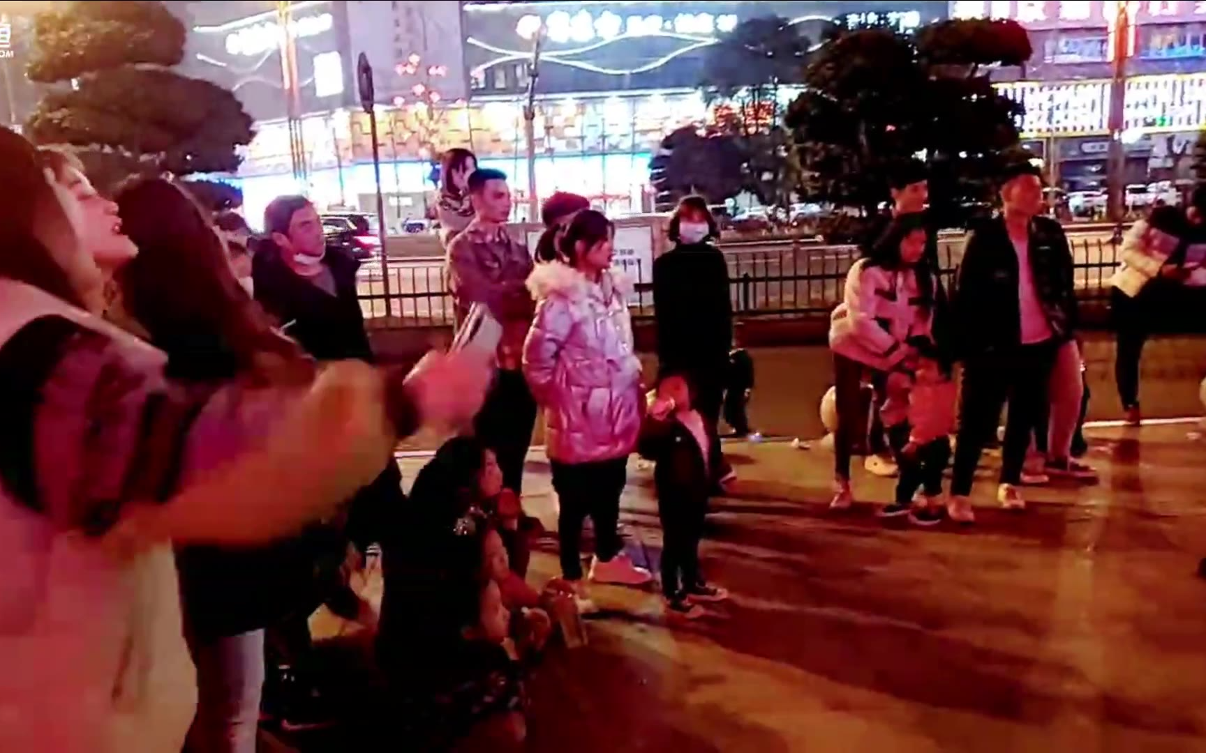 街唱被围观,引路人妹妹打Call 齐声合唱