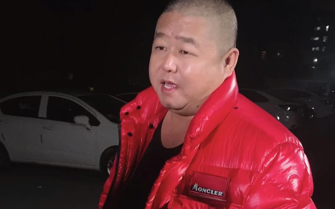 占用别人的私人停车位,又说不会开车?这什么情况?