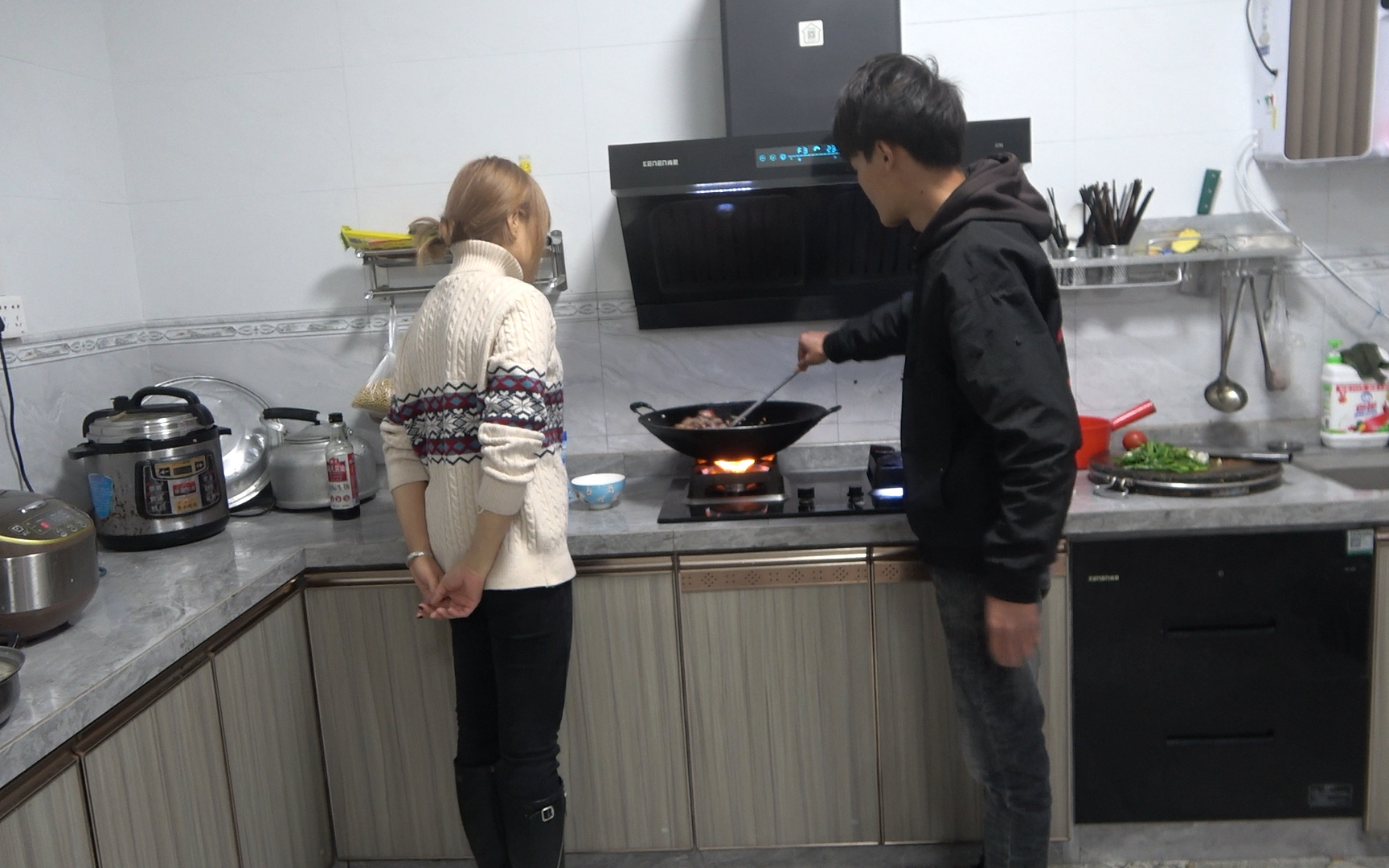 小明邀请小丫到家做客,特地准备了一道新鲜美食,美女直夸好吃